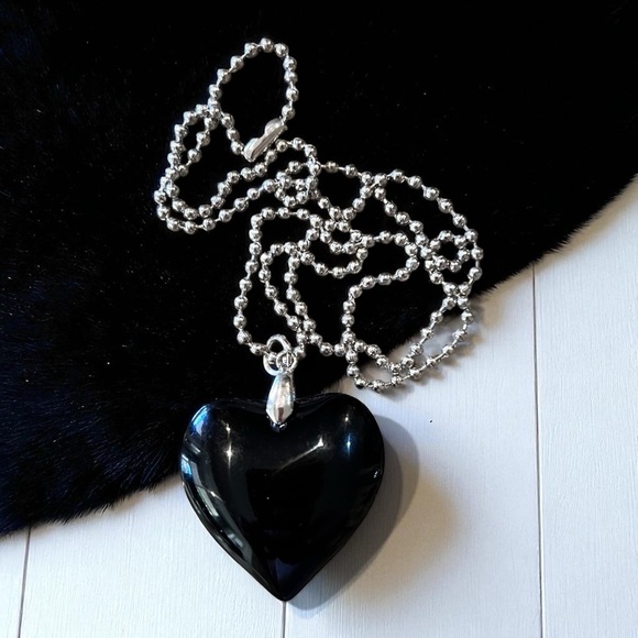 Chic Solid Glass Black Heart Pendant Necklace 20” chain - Picture 6 of 16